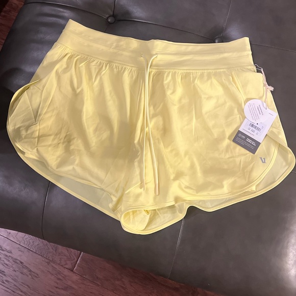 NWT Vuori daily speed short SUNLIGHT Size: XL yellow double 2.5 new extra large